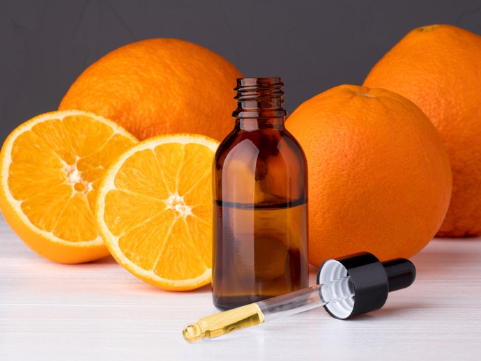 Oud dan fruity, memberikan wangi yang lebih fresh