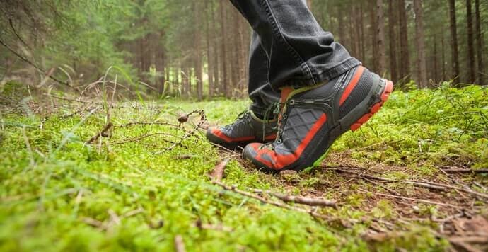 Sepatu hiking: Lebih kuat daripada sepatu trekking, tetapi tetap nyaman melangkah