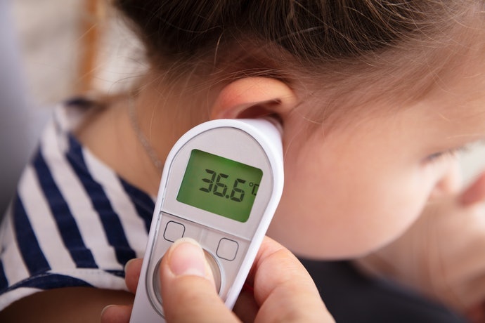 Tipe inframerah: Mengukur suhu tubuh di telinga dan dahi