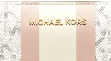 Pilih dompet dengan logo “MICHAEL KORS” untuk gaya yang elegan
