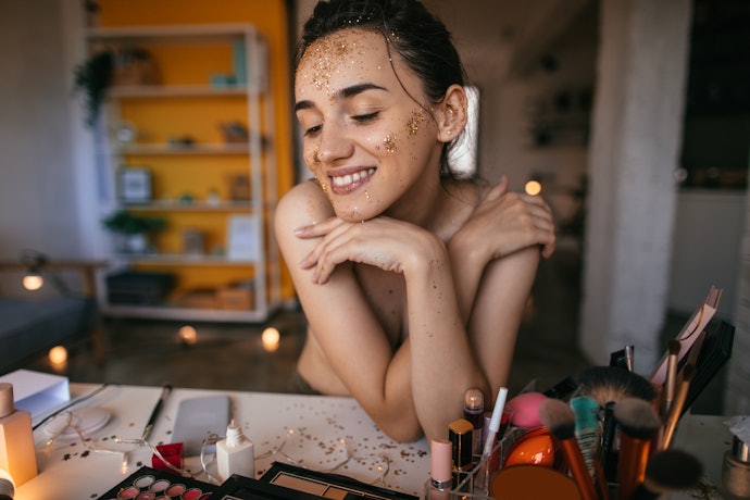 Tips mengaplikasikan glitter makeup