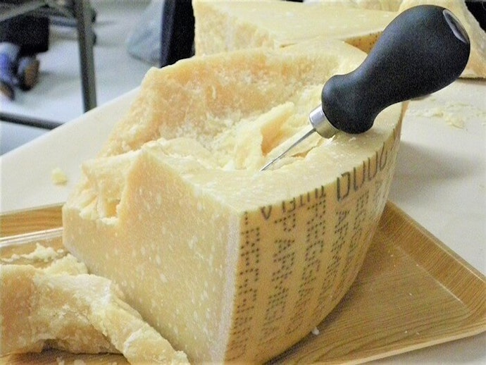 Pilih keju parmesan batangan (ungrated cheese) untuk cita rasa keju asli