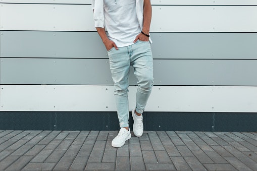 Tips OOTD pria dengan sneakers putih