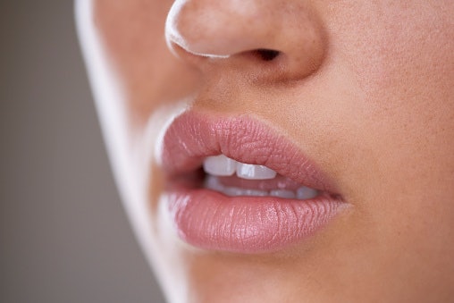 Berdasarkan warna bibir, menonjolkan warna lipstik dengan baik