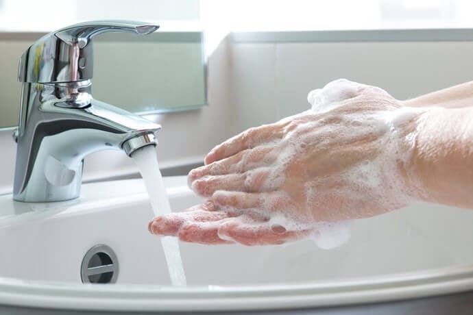 Pilih sabun dengan kandungan antibakteri untuk digunakan sebelum makan dan memasak