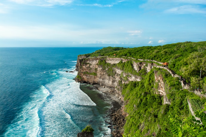 Uluwatu: Menyuguhkan panorama Samudra Hindia yang memesona