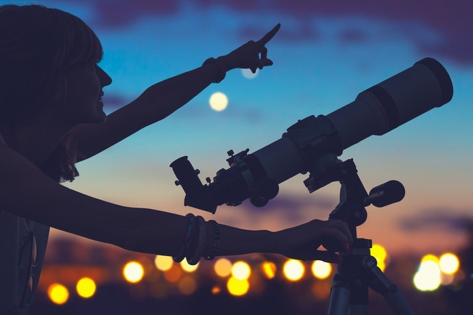 Untuk penggunaan di luar ruangan, pilih teleskop yang ringan dan mudah dipasang
