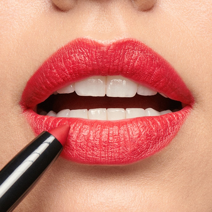 Lipstik padat, pewarna bibir yang paling umum digunakan