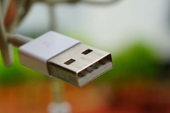 Tipe wired USB, dapat dicolok pada PC atau power bank