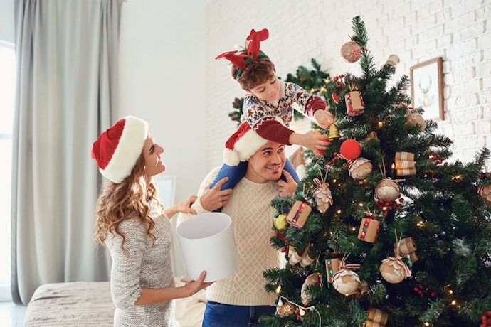 Bagaimana cara menghias pohon Natal?