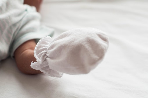 Pertimbangkan sarung tangan bayi karet agar tak mudah terlepas