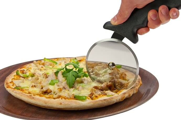 Sesuaikan ukuran mata pisau dengan ukuran pizza