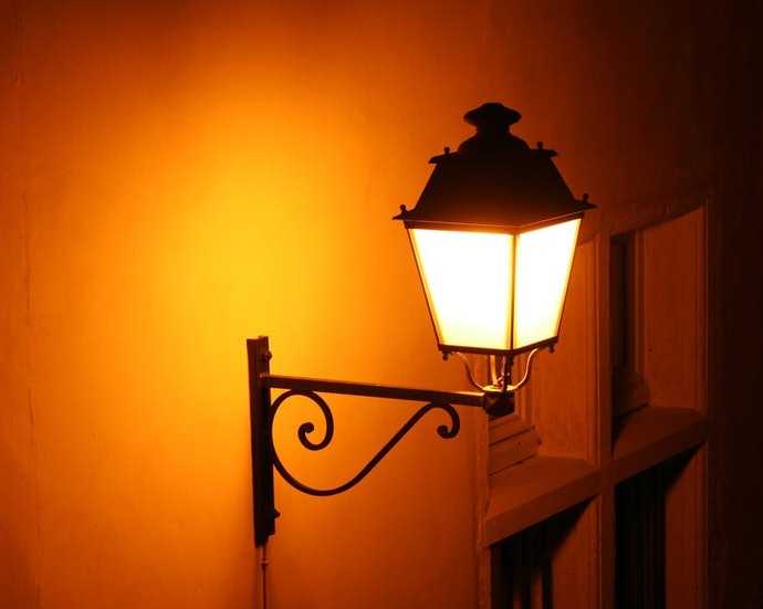 Lampu hias dinding, ditempelkan di dinding untuk menghemat ruang