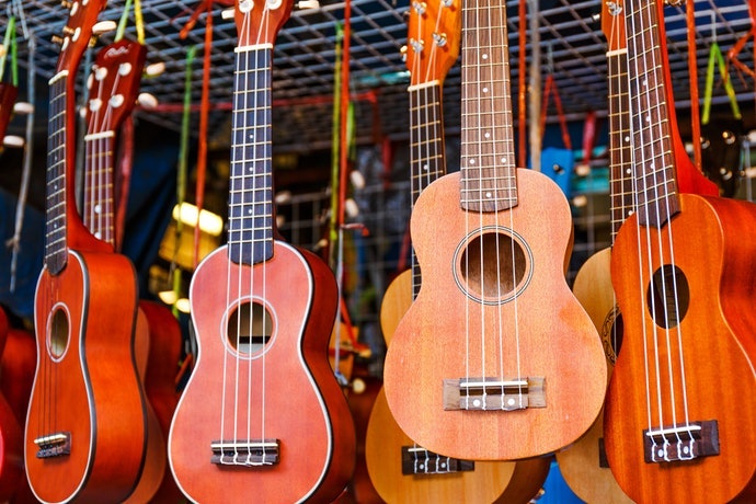 Pertimbangkan material dan tipe ukulelenya
