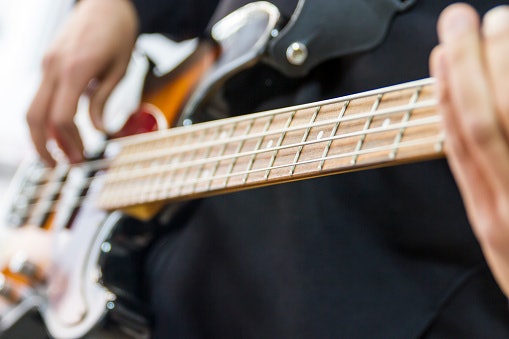 Pilih tension senar bass berdasarkan gaya bermain