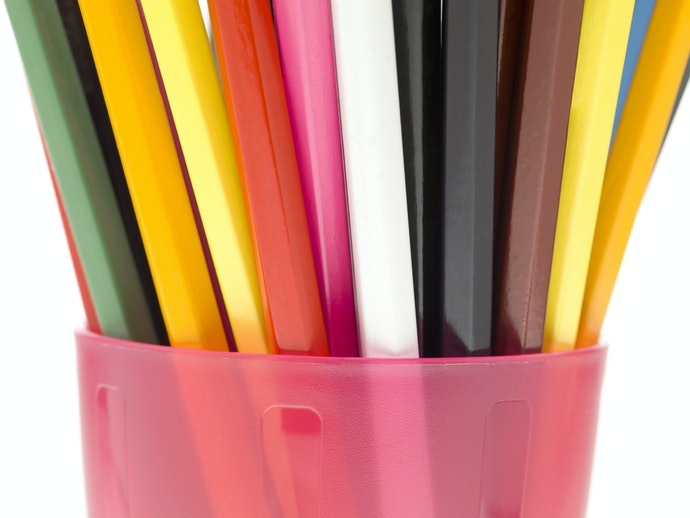 Stand pencil case: Membantu mengorganisasi peralatan tulis di atas meja