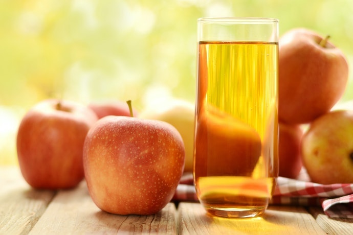 Perhatikan warna dari jus apel segar. Jernih atau keruh?