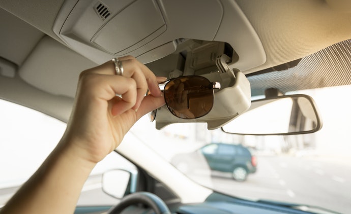 Tempat kacamata mobil: Praktis digunakan saat berkendara