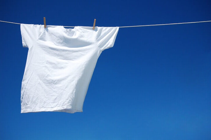 Pakaian putih: Deterjen yang mengandung pemutih