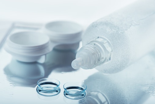 Untuk pengguna softlens, pertimbangkan obat tetes yang bisa digunakan bersama lensa kontak