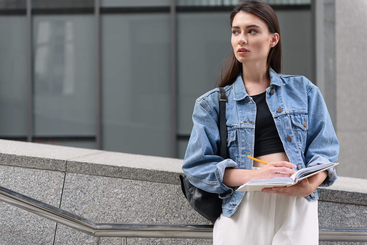 10 Rekomendasi Jaket Jeans Oversize 