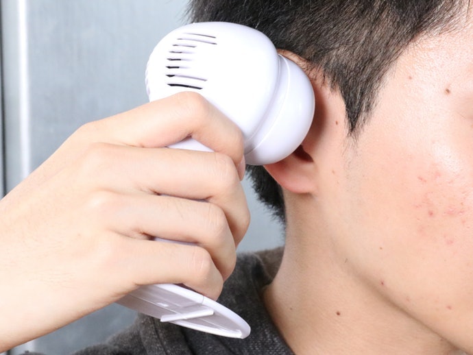 Ear cleaner atau pembersih telinga otomatis, mengisap kotoran sampai bersih