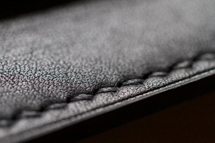 Leather, material tradisional dari Aigner