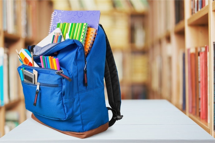 Pertimbangkan tas ransel laptop yang memiliki banyak kantong