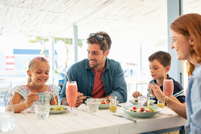 Casual dining: Restoran dengan suasana kasual dan cocok untuk keluarga