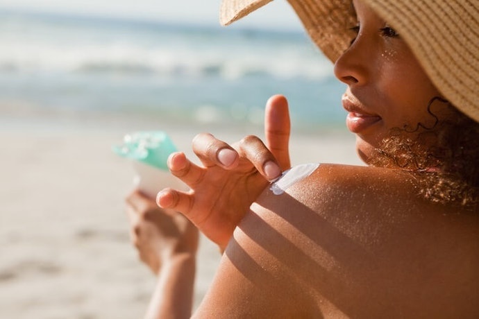 Usahakan memilih body lotion yang mengandung UV protection