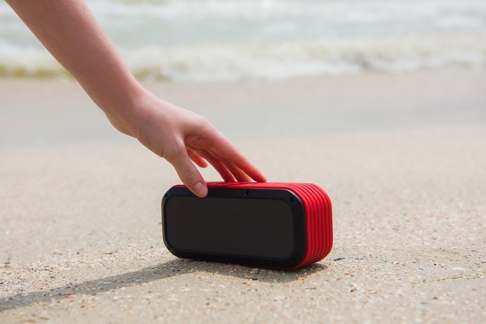 Pertimbangkan speaker yang dustproof dan waterproof untuk outdoor 