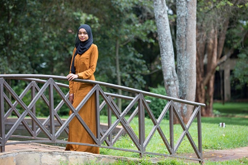 Maxi shirt dress, pilihan tepat untuk pemakai hijab