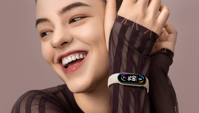 Jam tangan, smartwatch dalam model futuristik