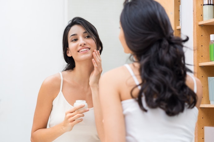 Pilih produk skincare dengan kandungan yang menjawab masalah kulit Anda