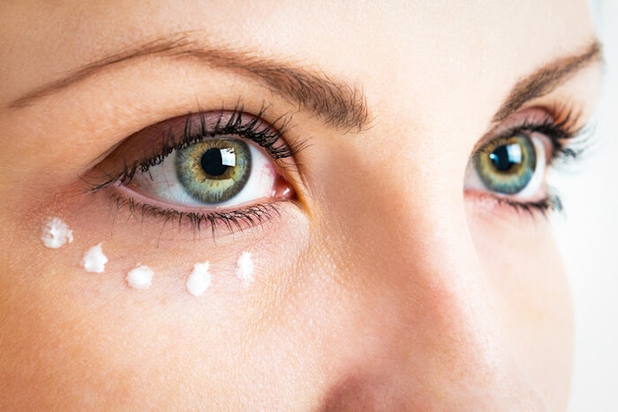 10 Rekomendasi Eye Cream Terbaik untuk Usia 50-an (Terbaru ...