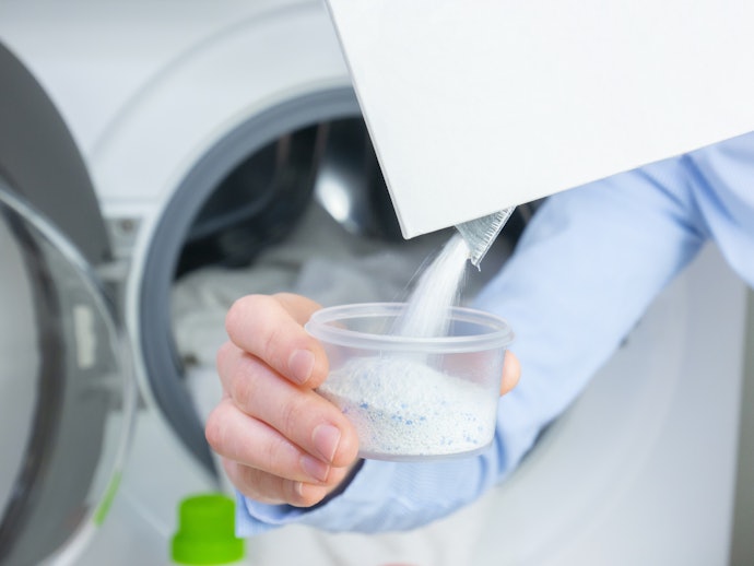 Cek takaran pemakaian pembersih mesin cuci sebelum menggunakannya