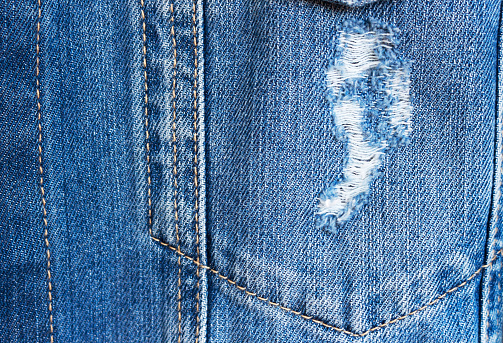 Ripped atau sobek, benar-benar keren ala boyfriend jeans