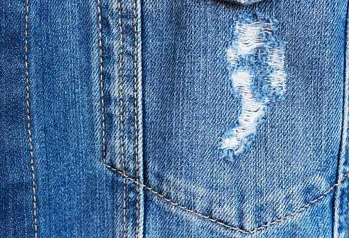 Ripped atau sobek, benar-benar keren ala boyfriend jeans