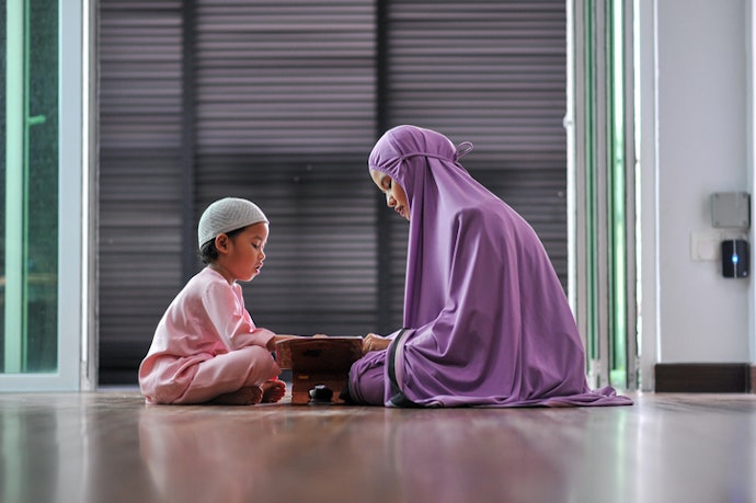 Islamic parenting: Mengasuh dan mendidik anak berdasarkan syariat Islam