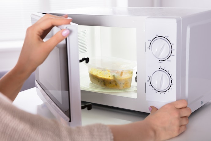 Utamakan food container MPASI yang freezer-safe dan microwave-safe