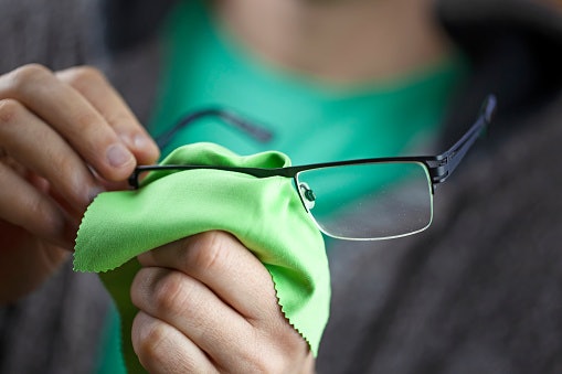 Tips cara membersihkan dan merawat kacamata