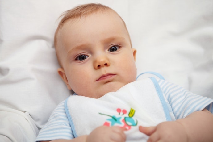 Untuk bayi usia 0–5 bulan, gunakan bahan yang aman dan nyaman di kulit