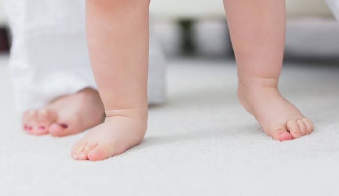 Saat berjalan menggunakan baby walker, pastikan bayi menapakkan kakinya dengan benar