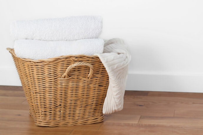 Keranjang berbahan alami atau kain: Untuk menyimpan cucian kering
