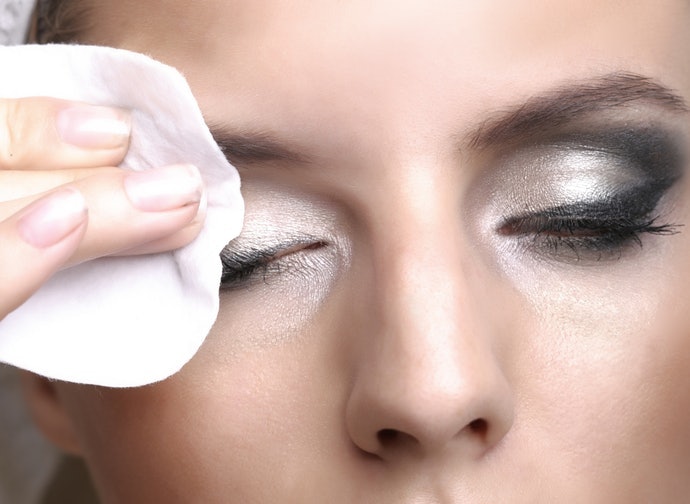 Gunakan makeup remover untuk riasan yang sulit dibersihkan