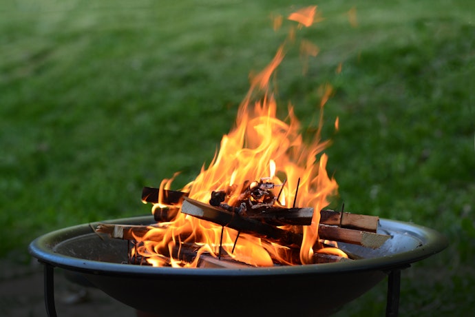 BBQ dan api unggun, membuat suasana lebih hangat
