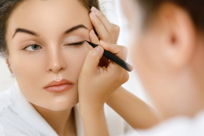 Tips mengaplikasikan liquid eyeliner
