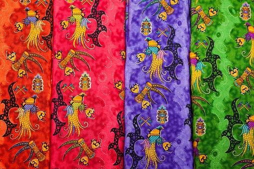 Batik Papua: Batik yang didominasi warna cerah