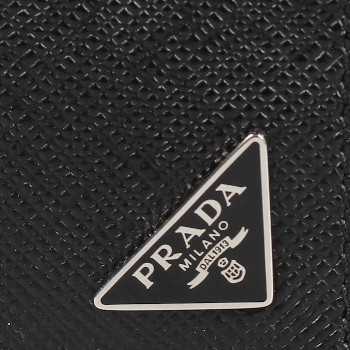 Untuk dompet pria, logo di bagian pojok akan memberi kesan elegan dan fashionable