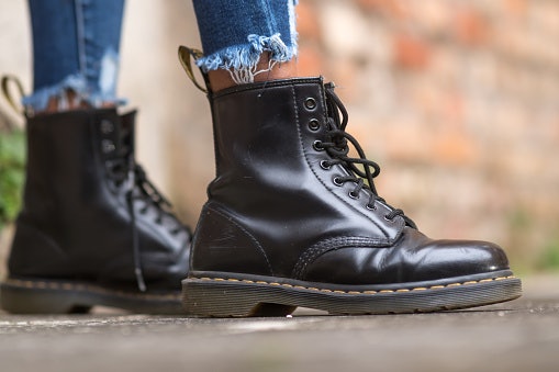 Combat boots: Boots bertali ala sepatu militer yang terlihat maskulin